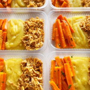 Frango desfiado (120g), purê de mandioquinha (150g), cenouras temperadas (80g) – prato sem glúten/lactose