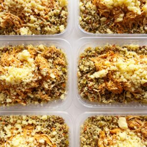 Salada de couscous marroquino com grãos ao pesto, frango desfiado e mussarela – 350g