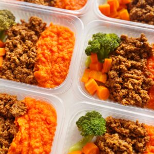 SUPER FIT! Carne moída (120g), purê de abóbora (150g), brócolis e cenoura (50g) – prato sem glúten/lactose