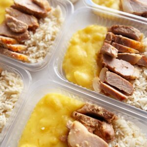 Picanha suína (110g), purê rústico de aipim (150g), arroz branco (90g) – prato sem glúten