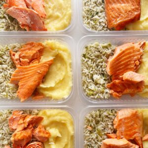 VALOR DO KIT NO FERIADÃO🎉😱Salmão ao forno (90g), purê de batatas (150g), arroz com brócolis (80g) – prato sem glúten/lactose