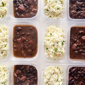 Feijoada (220g), arroz com couve (130g) – prato sem glúten/lactose