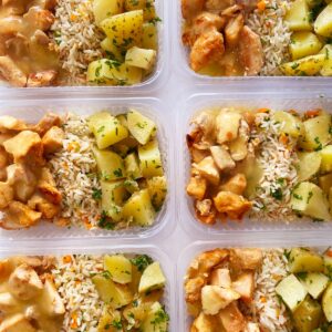 Frango ao molho de laranja (140g), batata sauté (130g), arroz colorido (80g) – prato sem glúten/lactose