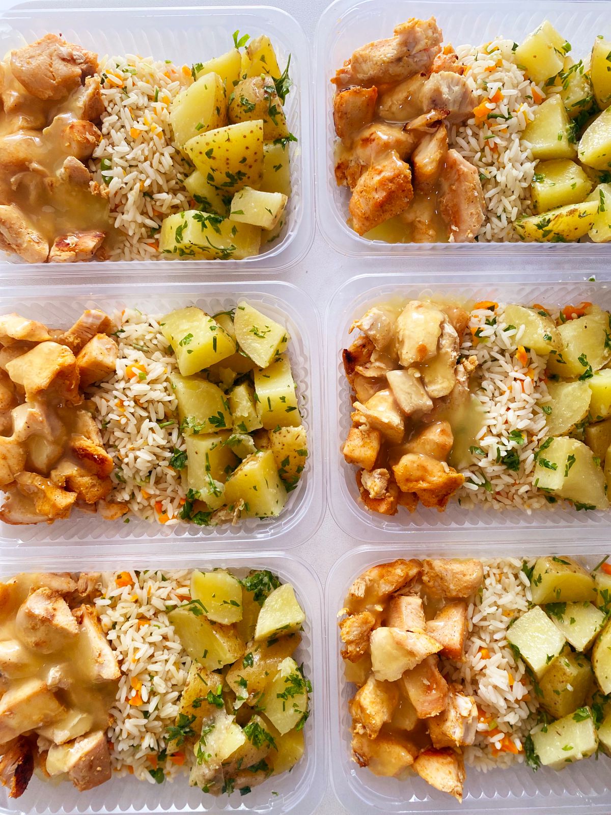 Frango ao molho de laranja (140g), batata sauté (130g), arroz colorido (80g) - prato sem glúten/lactose