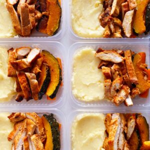 Frango grelhado (120g), purê de batata (150g), cenoura e abóbora assada (80g) – prato sem glúten