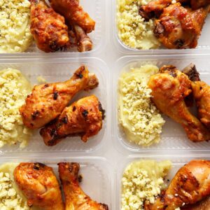 Coxas de frango assadas (min 210g), purê queijudo de batatas (140g) – prato sem glúten