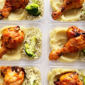 Coxa de frango assada (min. 130g), arroz com brócolis (80g), purê de batatas (140g) – prato sem glúten
