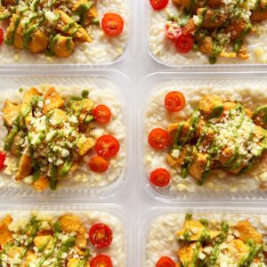 Filé de frango caprese (ao pesto, queijo e tomate cereja, 140g), arroz à piamontese (200g) – prato sem glúten