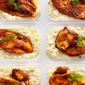 Frango grelhado (110g), risoto de alho poró (240g) – prato sem glúten