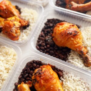 Frango de padaria (mín. 130g), feijão preto (140g), arroz (80g) – prato sem glúten/lactose