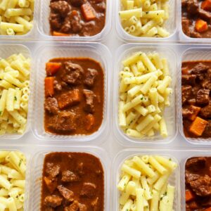 Carne de panela com cenoura (175g), mini rigatoni ao azeite e alho (150g) – prato sem glúten/lactose