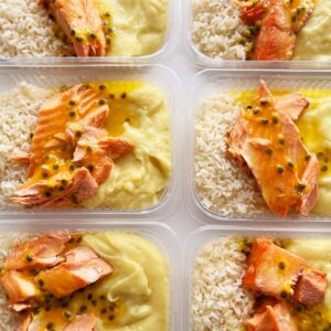 APENAS 24H NO VALOR DO KIT! 🎉😱 Salmão ao molho de maracujá (120g), purê de batatas (150g), arroz branco (80g) – prato sem glúten/açúcar