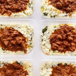 Carne de panela (130g), risoto de parmesão com espinafre (220g) – prato sem glúten