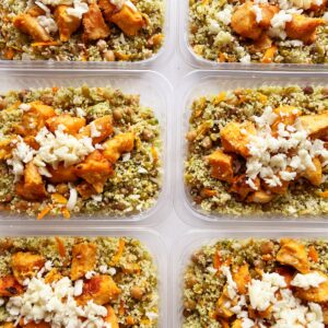 Salada de couscous marroquino, grãos, pesto, filé de frango assado e mussarela de búfala – 300g