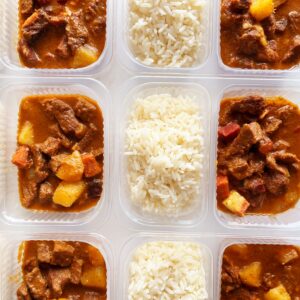Carne com aipim e bacon (200g), arroz branco (150g) – prato sem glúten/lactose