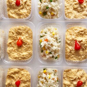 Frango cremoso (200g), arroz com seleta (150g) – prato sem glúten