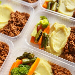 Carne moída (120g), brócolis, cenoura e quiabo (80g), purê de batata doce (150g) – prato sem glúten/lactose