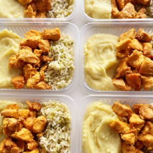 Filé de frango (110g), purê de batatas (150g), arroz com brócolis (90g) – prato sem glúten