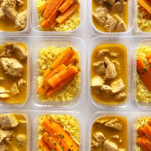 Frango ao curry (200g), cenouras temperadas (60g), arroz com cúrcuma (90g) – prato sem glúten/lactose