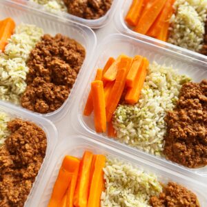 Carne moída (130g), cenouras (75g), arroz com brócolis (95g) – prato sem glúten/lactose