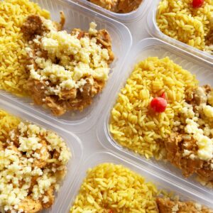 Frango queijudo ao toque de mostarda (190g), arroz com cúrcuma (110g) – prato sem glúten