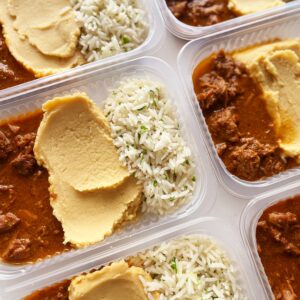 SUPER PROTEICO! Carne de panela (120g), purê de grão de bico (150g), arroz com salsinha (80g) – prato sem glúten/lactose