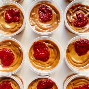 Bolo branco com doce de leite e geléia de frutas vermelhas – sem glúten/zero lactose – Aprox. 180g (cópia)