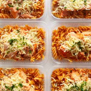 VALOR DO KIT NO FDS 😱🤩 Salmão ao forno com parmesão (110g), massa sem glúten (190g) – prato sem glúten