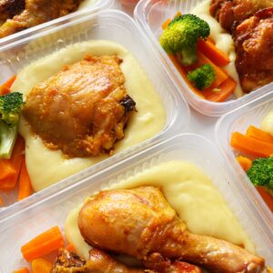 Frango de padaria (mín. 140g), purê de batata (140g), brócolis e cenoura (60g) – prato sem glúten