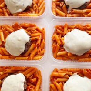 Polpetone de carne ao gorgonzola (130g), macarrão sem glúten (220g)