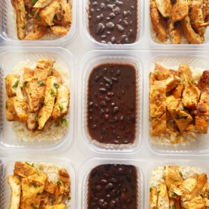 Feijão preto (150g), filé de frango grelhado (100g), arroz branco (100g) – prato sem glúten/lactose