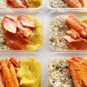 APENAS 24H NO VALOR DO KIT 🤩😱Salmão ao forno (90g), purê de mandioquinha (140g), arroz com salsinha (90g) – prato sem glúten/lactose