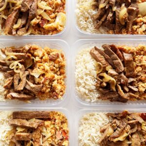 Filé especial acebolado (100g), tropeiro com defumados (150g), arroz branco (100g) – prato sem glúten/lactose