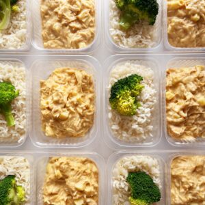 Fricassé de frango com palmito (200g), arroz e brócolis (150g) – prato sem glúten