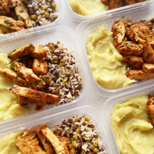 Frango grelhado (100g), arroz multigrãos (80g), purê de batata doce (150g) – prato sem glúten/lactose