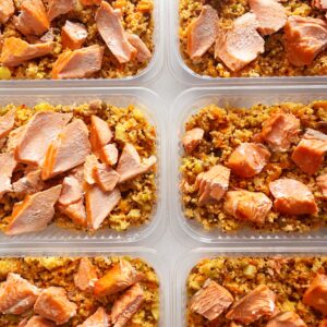 VALOR DO KIT NO FDS 🗣️🎉 Salada Santorini: couscous marroquino, grãos, palmito, pesto de tomate seco, salmão ao forno – 300g