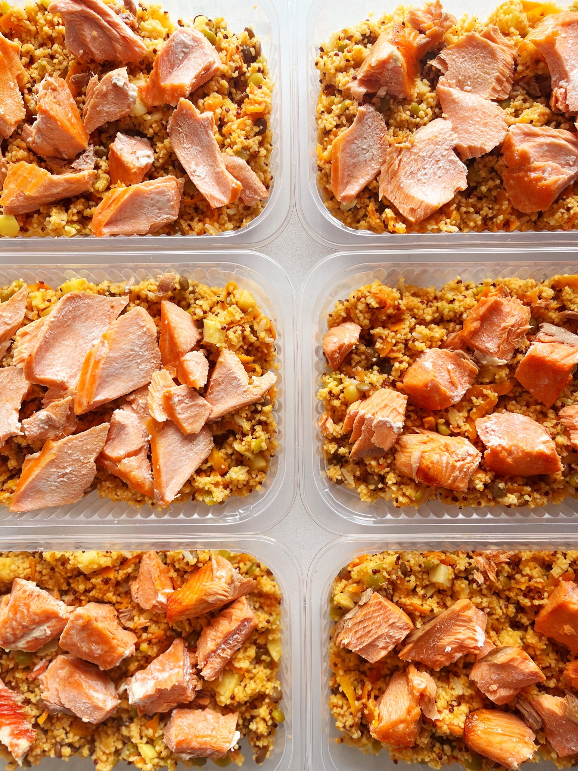VALOR DO KIT NO FDS 🗣️🎉 Salada Santorini: couscous marroquino, grãos, palmito, pesto de tomate seco, salmão ao forno - 300g