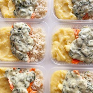 APENAS 24H NO VALOR DO KIT! 🎉😱 Salmão ao molho de espinafre (150g), purê de batata (130g), arroz (70g) – prato sem glúten