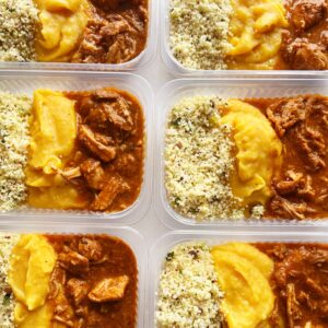 Suíno desmanchando (120g), couscous marroquino com grãos e brócolis (80g), purê de banana da terra (150g) – prato sem lactose