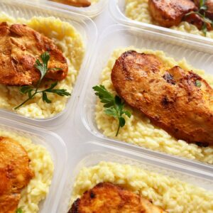 Filé de frango grelhado (110g), risoto de limão siciliano (240g) – prato sem glúten
