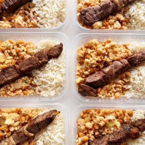Espetinho de PICANHA (1 und.), feijão tropeiro com defumados (160g), arroz branco (80g) – prato sem glúten/lactose
