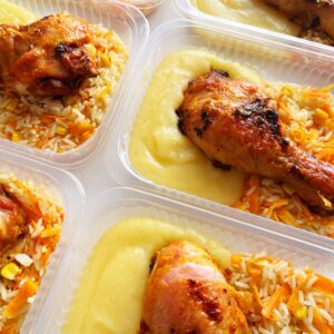 Frango de padaria (mín. 130g), purê de batata (140g), arroz com cenoura e milho (80g) – prato sem glúten