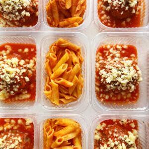 Almôndega de carne a parmegiana (160g), penne sem glúten (140g)