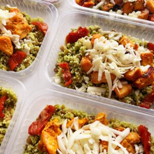 Salada caprese com frango assado, couscous marroquino, grãos, pesto de rúcula, tomate seco e mussarela de búfala – 300g