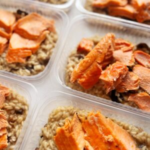 APENAS 24H NO VALOR DO KIT 🗣️⚠️Salmão ao forno (90g), risoto de cogumelos (250g) – prato sem glúten