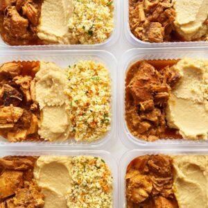 Suíno desmanchando (140g), couscous marroquino temperado (80g), purê de grão de bico (130g) – prato sem lactose