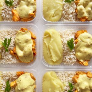Frango ao molho de mostarda Dijon (150g), purê de batatas (120g), arroz branco (80g) – prato sem glúten