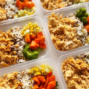 Frango desfiado (120g), seleta de legumes (80g), arroz multigrãos (100g) – prato sem glúten/lactose