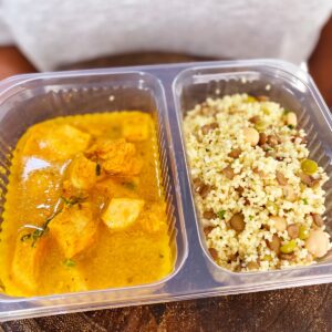 Frango Marsala – ao leite de coco, curry e coentro (220g), couscous marroquino com grãos (120g) – prato sem lactose