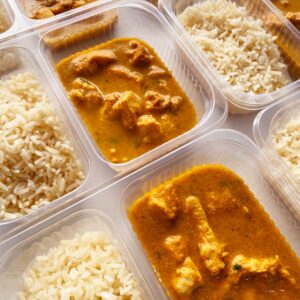 Frango Marsala – ao leite de coco, curry e coentro (220g), arroz branco (120g) – prato sem glúten/lactose